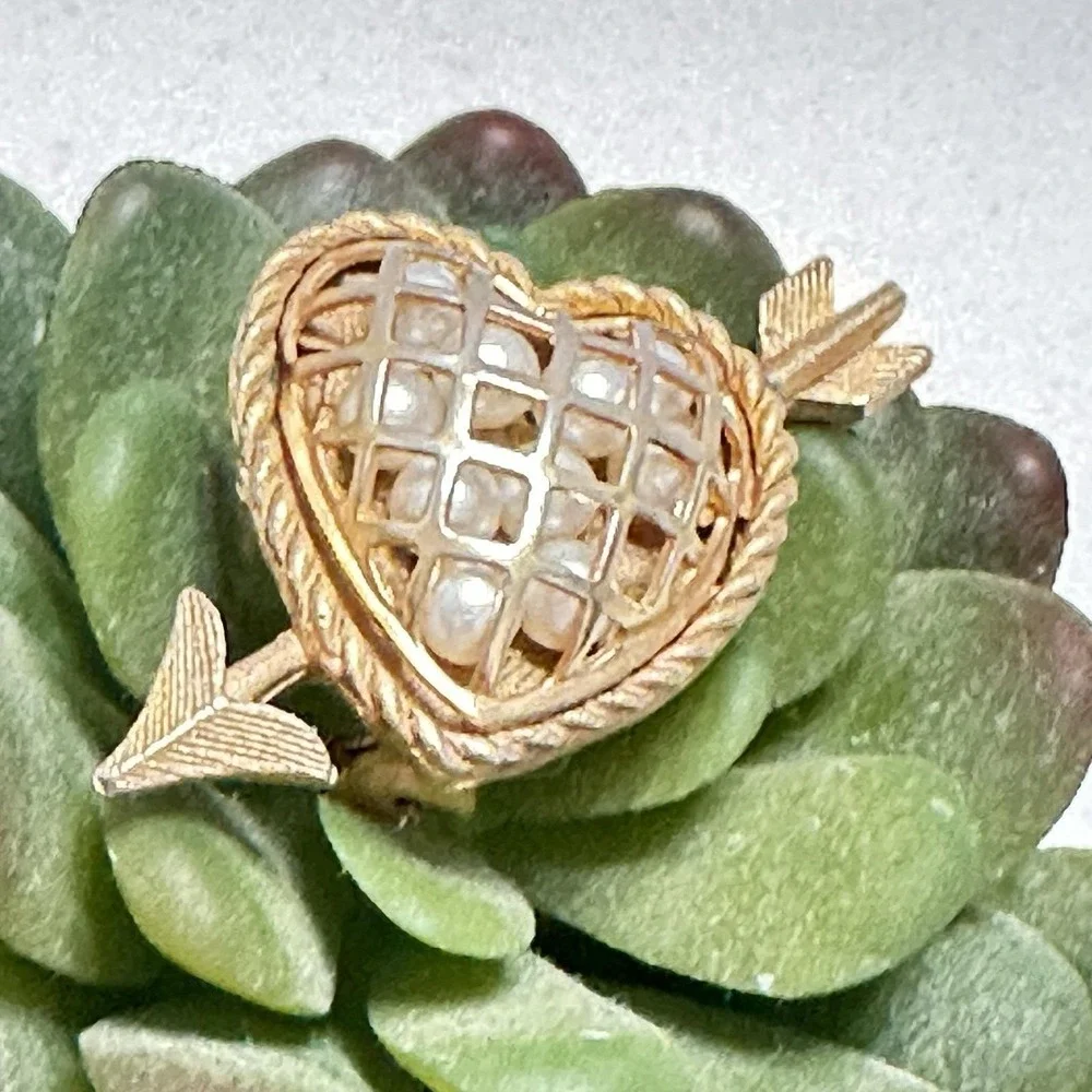 Vintage Gold-Tone Heart & Arrow Brooch with Faux Pearls – Romantic Statement Pin